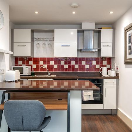 Riverside 1 Bed Basement Flat Near Hampton Court Palace Іст-Моулсі Екстер'єр фото