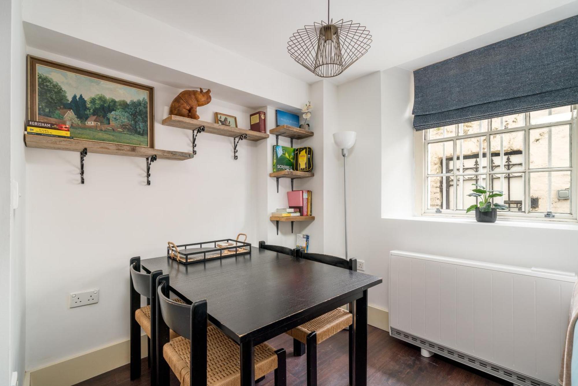 Riverside 1 Bed Basement Flat Near Hampton Court Palace Іст-Моулсі Екстер'єр фото